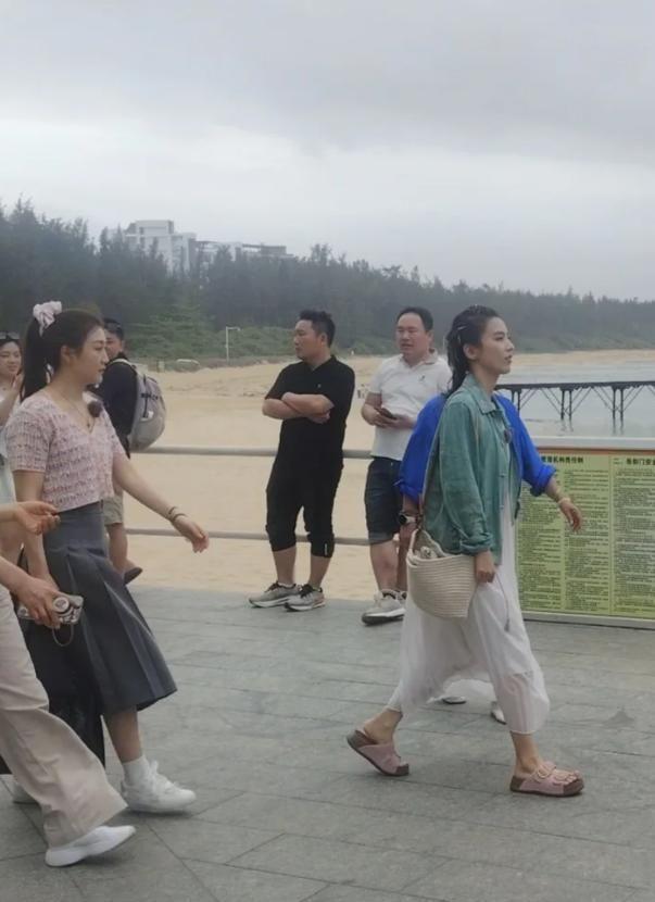 人视角纯生图曝光脸上妆很厚但笑的很开心CQ9电子中国网站陈梦现身三亚海边路(图8)