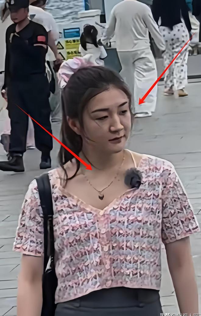 人视角纯生图曝光脸上妆很厚但笑的很开心CQ9电子中国网站陈梦现身三亚海边路(图2)
