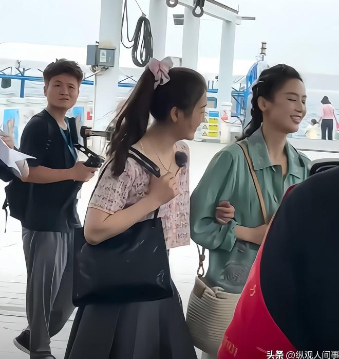 人视角纯生图曝光脸上妆很厚但笑的很开心CQ9电子中国网站陈梦现身三亚海边路(图4)