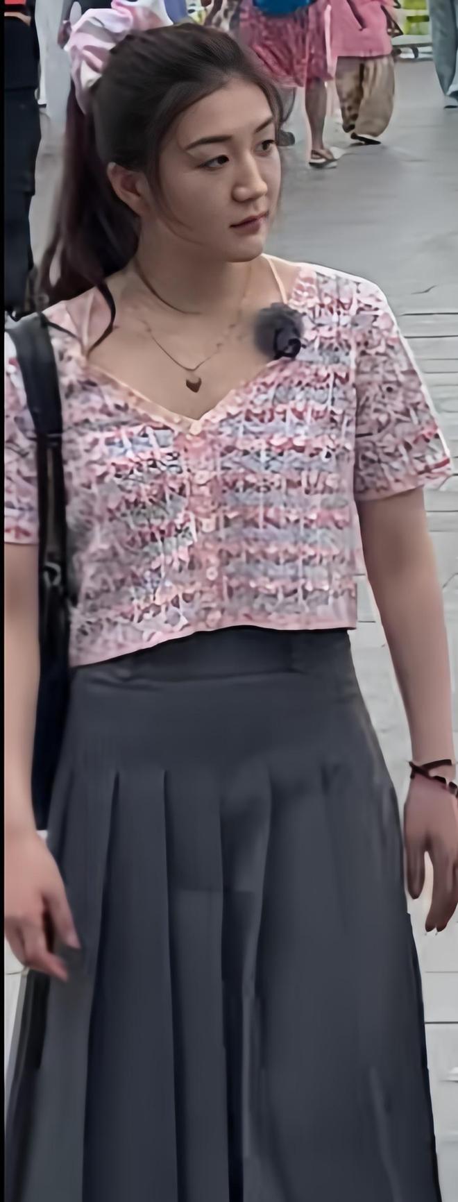 人视角纯生图曝光脸上妆很厚但笑的很开心CQ9电子中国网站陈梦现身三亚海边路(图5)