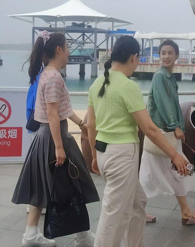 人视角纯生图曝光脸上妆很厚但笑的很开心CQ9电子中国网站陈梦现身三亚海边路(图11)