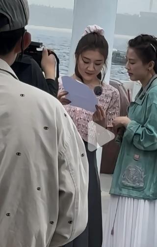 人视角纯生图曝光脸上妆很厚但笑的很开心CQ9电子中国网站陈梦现身三亚海边路(图10)